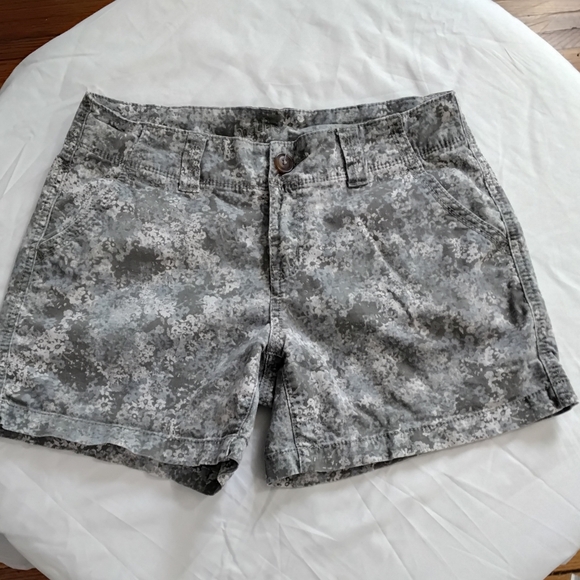 Maurices Gray Camouflage Women's Shorts Size 5/6 - Picture 1 of 8
